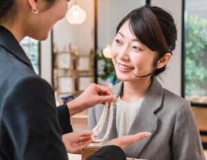 ジュエリー店でパールのネックレスを試着