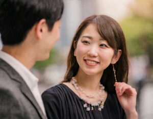 プレゼントしたネックレスをつける彼女を想像する男性