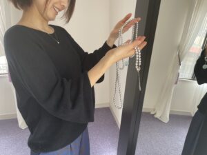9.0mm以上のバロックパールネックレスを手に取る