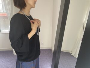 バロックパールネックレスを試着し、全身を確認する