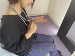 バロックパールネックレスを見比べる