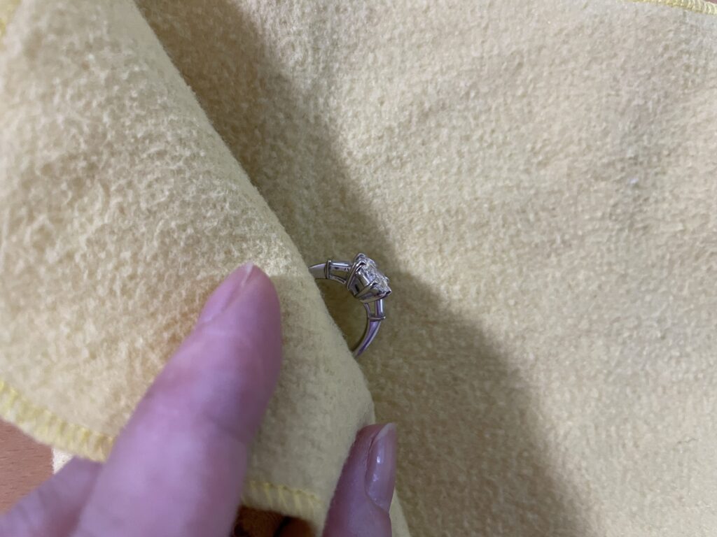 ジュエリーを布でふく