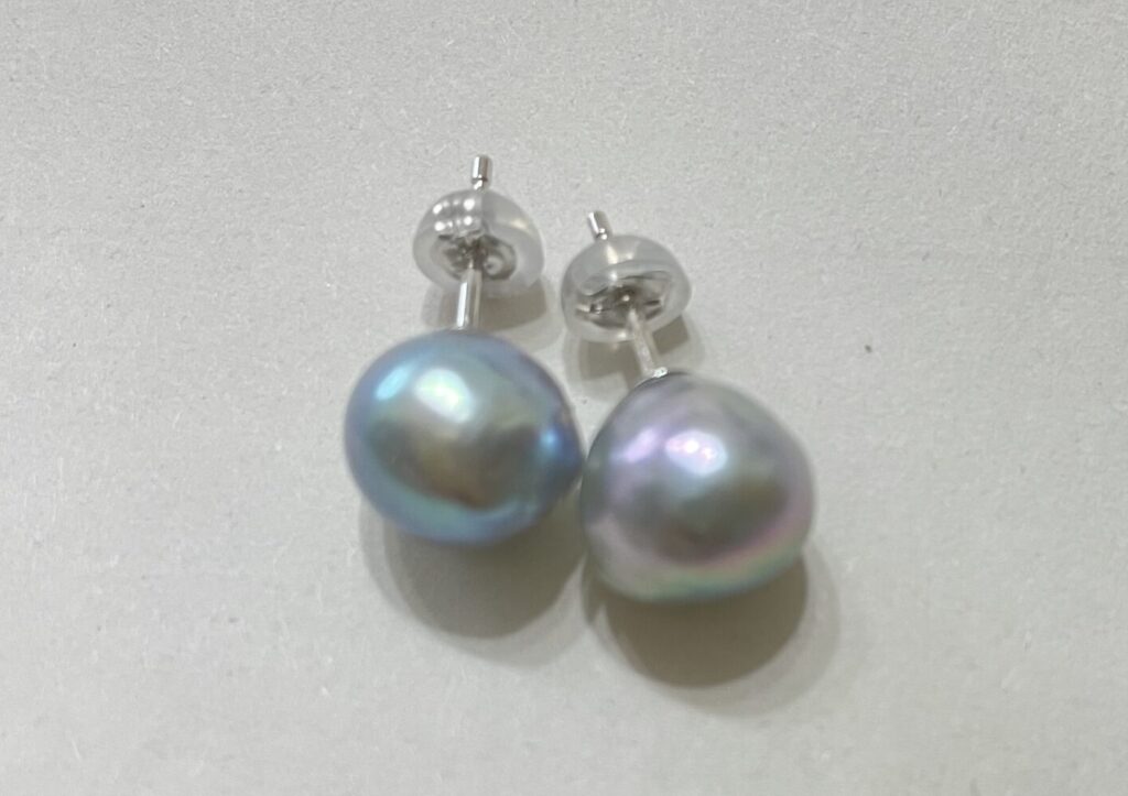 仕事時に着用のパールピアス