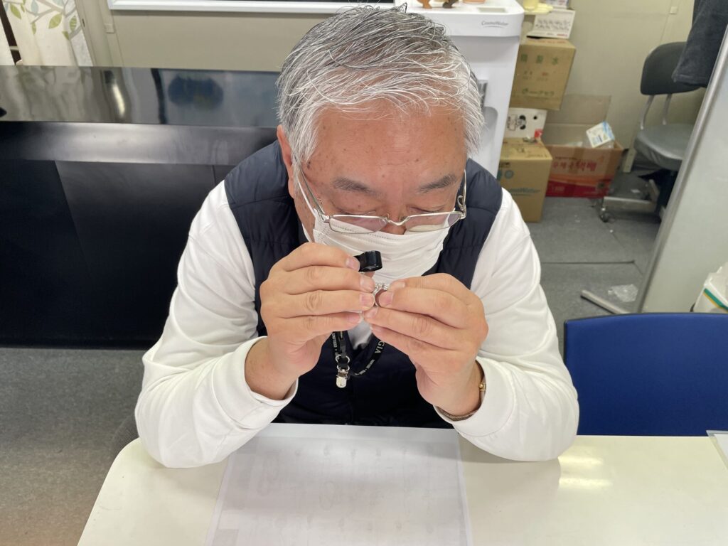 ダイヤを検査する様子
