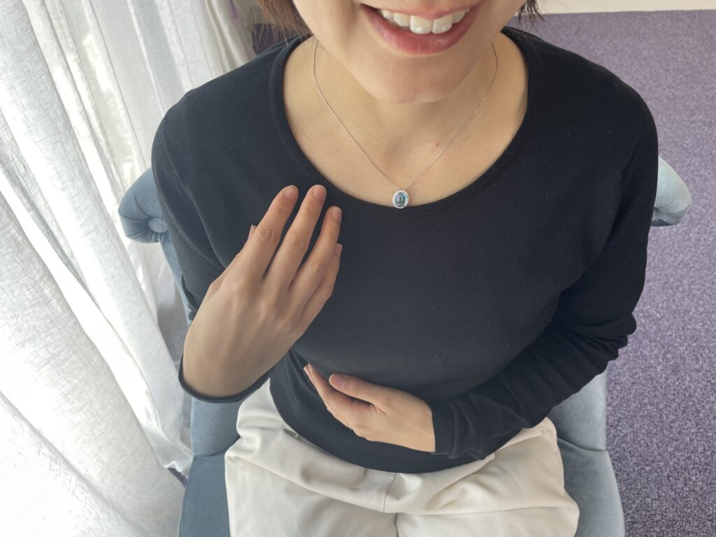 お手入れ後のジュエリーを着けるお客様